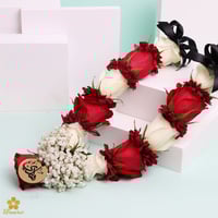 قلادة ورد طبيعي أحمر وأبيض مع كتابة الأسم Q014