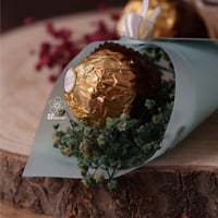 12 حبة توزيعات ورد مع شوكلاته وثيم وليد الكعبة