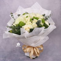 بوكيه روز ابيض طبيعي مع التغليف NF019