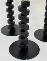 مجموعة من 3 طاولات جانبية مستديرة بأسطح زجاجية وإط...