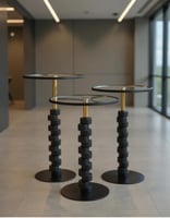 مجموعة من 3 طاولات جانبية مستديرة بأسطح زجاجية وإط...