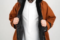 فروة قمرة جوخ مع فرو مبطن ناعم لون جملي