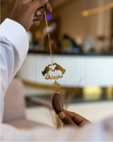 تعليقة كسرة العود بشكل قلب بيدين ترند