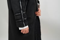 فروة زيزوم جوخ مع فرو مبطن ناعم لون اسود ملكي