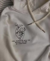 هودي ليحتضنك دائمًا بدلاً عني