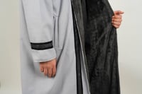 فروة قمرة جوخ مع فرو مبطن ناعم لون رصاصي