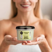 مقشر السكر للجسم بعشب الليمون من اورجانيك شوب - 25...