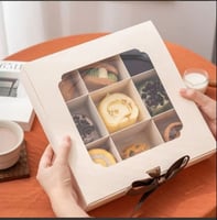 علب ورقيه للحلويات مقسمه بنافذه