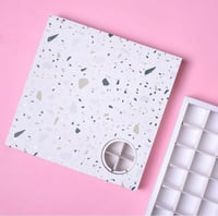 علب حلويات مقسم 36 بغطاء سحاب