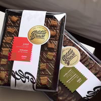 علب اكريلك بقاعدة سوداء