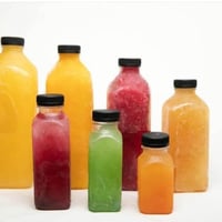 علب عصير بلاستيك بمقاسات مختلفة ربطه