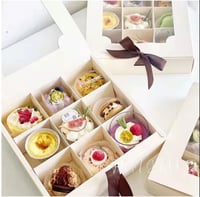 علب ورقيه للحلويات مقسمه بنافذه