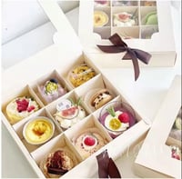 علب ورقيه للحلويات مقسمه بنافذه