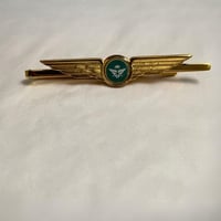 مسكة كرفته ونق بشعار الخطوط السعودية