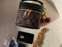 كوتش مع تعليقة الكرز