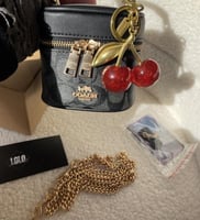 كوتش مع تعليقة الكرز