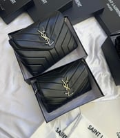 أسود شعار فضي