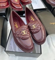 برغندي غامق مطفي شعار ذهبي