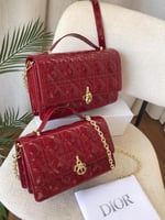عنابي لامع