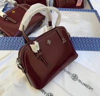 برغندي شعار فضي
