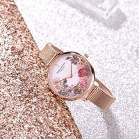 ساعة يد نسائية بناتية بخلفية بيضاء و ورود مطبوعة ش...