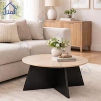 طاولة قهوة دائرية بسطح خشبي وقاعدة سوداء هندسية