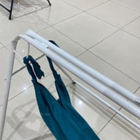 هندول أطفال وسط لون أبيض