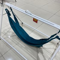 هندول أطفال وسط لون أبيض