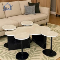 طقم طاولات بتصميم طبيعي وقاعدة معدنية سوداء.