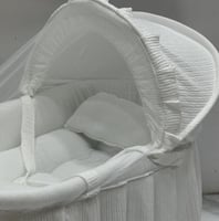 سلة موسى لون ابيض مع حامل هزاز ابيض