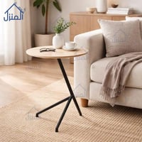 طاولة جانبية بسطح خشبي وقاعدة معدنية مائلة – تصميم...