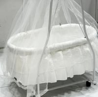 سلة موسى مع حامل هزاز و بعجلات لون ابيض