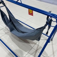 هندول أطفال وسط لون أزرق