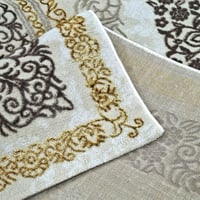 سجاد كلاسيك – نقشة فاخرة باللون الكريمي والذهبي