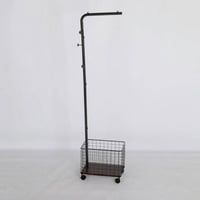 علاقة ملابس ستاند سلة أسود