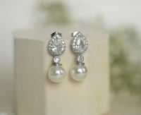 Earrings adorned with zircon and pearl
