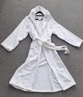 روب استحمام فاخر مع قبعه صناعة اسباني مقاس موحد قط...