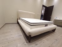 سرير جراند الفاخر مع ارجل من الخشب الزان