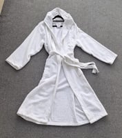 روب استحمام فاخر مع قبعه صناعة اسباني مقاس موحد قط...