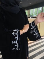 عبايه مخمل اسود مزينه الاكمام بالكريستال - 75