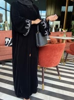عبايه مخمل اسود مزينه الاكمام بالكريستال - 75