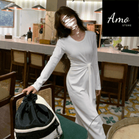 فستان لون أبيض أنيق بأكمام طويلة وحزام من نفس القم...