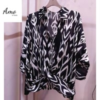 بلوزة واسعة خامة ناعمة مشجرة بياقة و بأزرار أمامية...