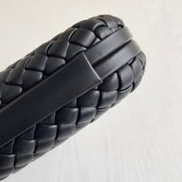 حقيبة الكلاتش الكلاسيكية الدائمة من بوتيغا BV تعود...