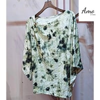 بلوزة واسعة خامة ناعمة مشجرة بياقة دائرية مع بروش...