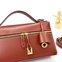 شنطة لورو بيانا إكسترا ال 23 لون أحمر طوبي