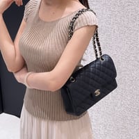 حقيبة شانيل كلاسيك جلد كافيار مقاس 25 سم Chanel Cl...