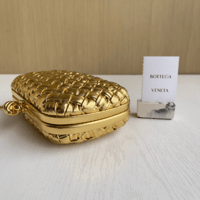 حقيبة الكلاتش الكلاسيكية الدائمة من بوتيغا BV تعود...