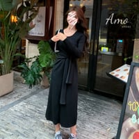 فستان لون أسود أنيق بأكمام طويلة وحزام من نفس القم...