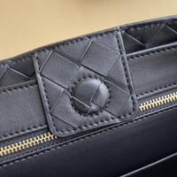 شنطة بوتيغا فينيتا لون أسود مشبك ذهبي الحجم الصغير...